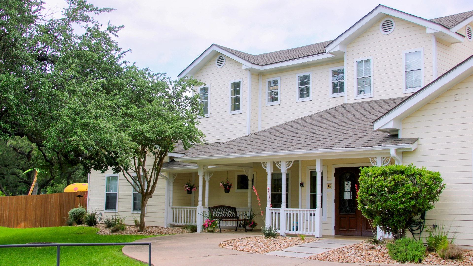 the outside and entrance of the Country Home Learning Center Southwest Austin location serving the Circle C Ranch, Shady Hollow, Bear Creek, Covered Bridge, and Maple Run communities